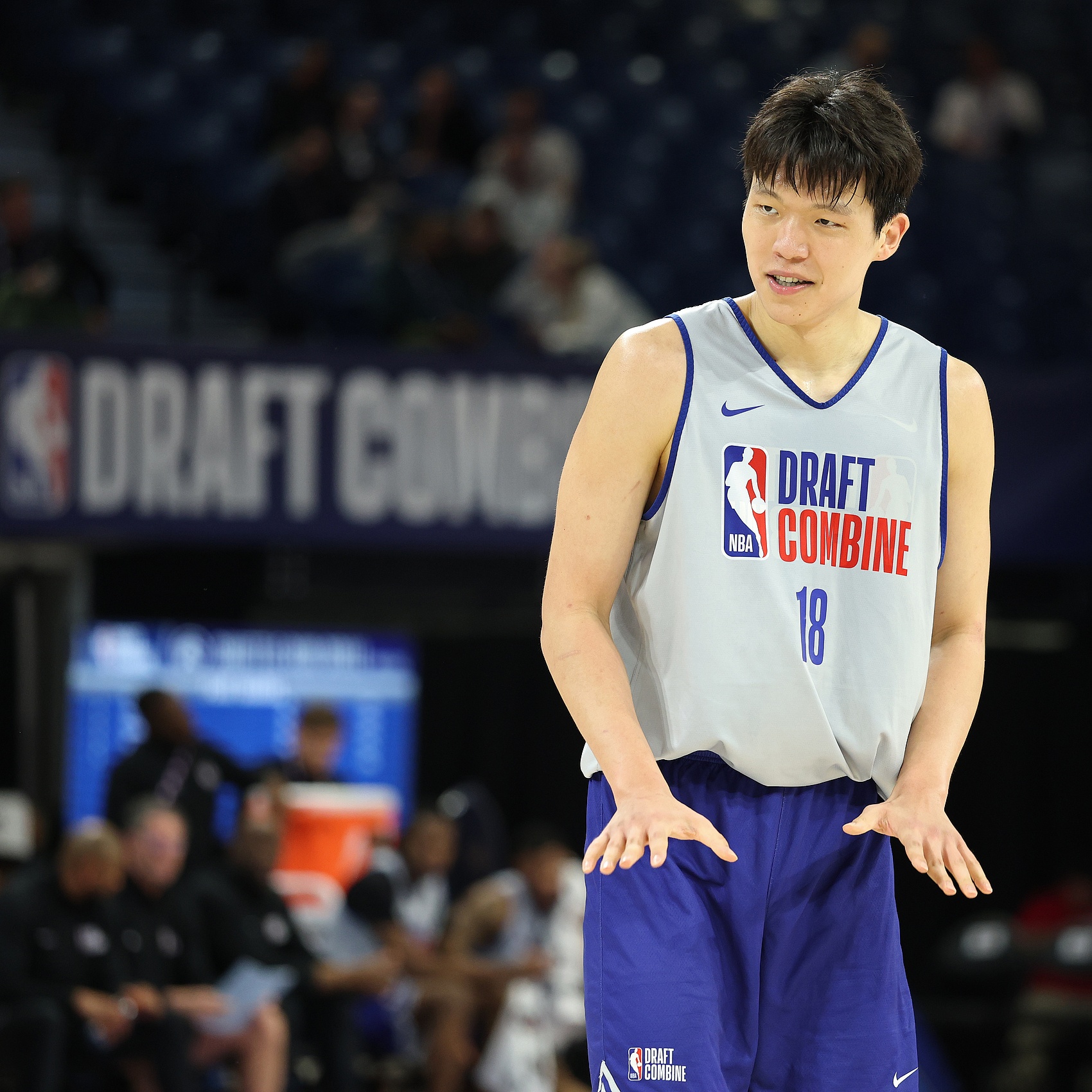 8255美元!杨瀚森联合试训球衣拍高价仅次于状元弗拉格(杨瀚森试训球衣卖了8255美元)